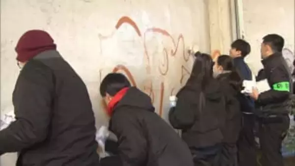 高校生と警察署員が地元の落書きを消す　「落書きは犯罪」と注意を呼びかけ　東京・目黒区