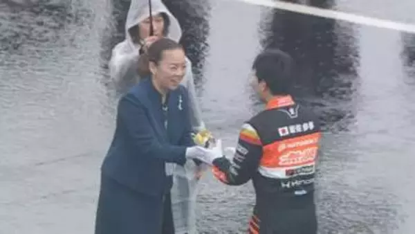 瑶子さま「晴れ女できておりましたが…」　土砂降りのスーパーフォーミュラ開幕戦にご出席