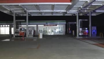 ガソリンスタンド併設のコンビニに強盗　現金22万円奪いバイクで逃走　黒のヘルメットに上下黒色の服　埼玉・鴻巣市
