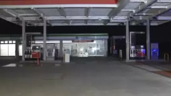 ガソリンスタンド併設のコンビニに強盗　現金22万円奪いバイクで逃走　黒のヘルメットに上下黒色の服　埼玉・鴻巣市