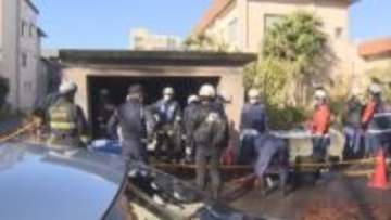 早朝の車庫放火事件、56歳会社員の男を逮捕　乗用車2台が焼ける