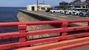 「海に飛び込んだら許してやる」欄干の外に立たせ脅迫　10代男性2人から現金4000円奪い集団でしつこく暴行…鼻折る大けが負わす　強盗致傷容疑で福井と石川に住む16歳から27歳の男女8人逮捕