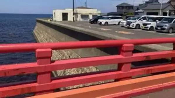 「海に飛び込んだら許してやる」欄干の外に立たせ脅迫　10代男性2人から現金4000円奪い集団でしつこく暴行…鼻折る大けが負わす　強盗致傷容疑で福井と石川に住む16歳から27歳の男女8人逮捕