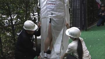 東京・北区の小学校火災受け避難訓練　教職員が「救助袋」を使って3階から1階まで避難「子供たちに上手に伝えたい」