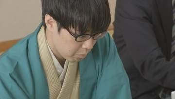 羽生九段も倒した富山出身の26歳、服部慎一郎七段が藤井聡太棋聖に挑む「棋聖戦」第一局　昼食は3品すべてハーフ
