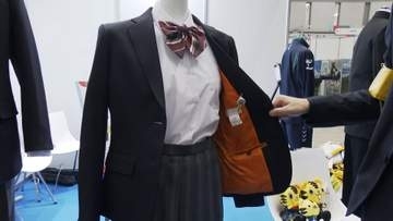 SOSサインにも使える学生服や皿代わりのライスペーパー　災害時の「フェーズフリー」商品を体験