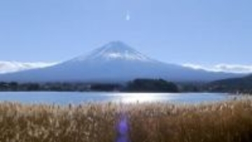 カラカラ天気で“絶景”富士山　セルフスタンドは静電気に要注意　雨不足の河口湖には“幻の道”…ワカサギ釣りにも影響