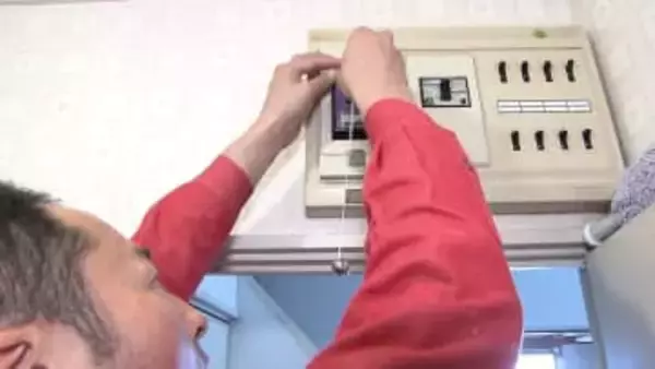 一人暮らし高齢者「防災対策」ニーズ高まる…窓の飛散防止や冷蔵庫固定などを専門業者に依頼　通電火災を防ぐ「感震ブレーカー」