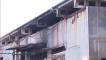 埼玉・羽生市の工場敷地内で火事　従業員おらずけが人なし　1棟が全焼、工場棟2棟の一部も焼ける