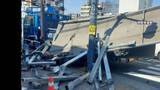 「「右折しようとして荷崩れ」トラックから積み荷の鉄骨や鉄板落下　ガードレールやガードパイプ破損し周辺の歩道ふさぐ　東京・足立区」の画像1