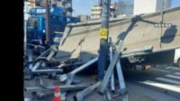 「右折しようとして荷崩れ」トラックから積み荷の鉄骨や鉄板落下　ガードレールやガードパイプ破損し周辺の歩道ふさぐ　東京・足立区