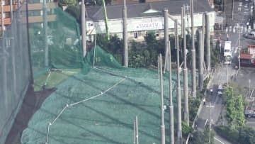 ゴルフ練習場の柱がぽっきりと…“巨大看板”落下で重傷者も　埼玉県に「竜巻注意情報」各地で突風被害相次ぐ