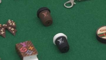 ヴィトンなどブランド品を“自作”し販売　55歳女を書類送検　「大丈夫だと甘く考え小遣い稼ぎ」完成品294点など押収