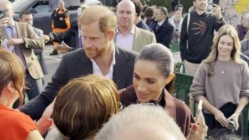 メーガン妃「戻ってこられてとても嬉しい」　ヘンリー王子夫妻がイギリス帰国後、初の公の場で活動　笑顔で市民と交流