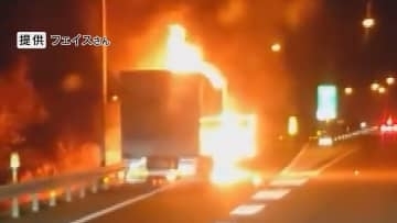 爆発か 高速道路でトラック炎上
