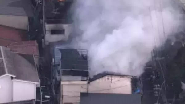 【ヘリ中継】建物内で激しい炎…木造住宅で火災、付近の家屋にも延焼　大阪・守口市