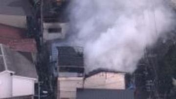 【ヘリ中継】建物内で激しい炎…木造住宅で火災、付近の家屋にも延焼　大阪・守口市