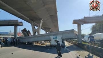 トラックが荷台を上げたまま走行…歩道橋に接触し2人死傷　歩道橋の一部が落下　土を下ろした後そのまま走行か　タイ・バンコク