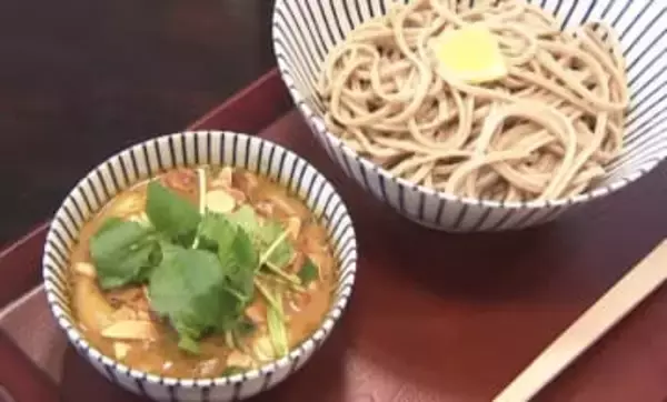 「エスニック感たっぷり」“進化形立ち食いそば”が人気…「グリーンカレーつけそば」や「出汁割りワイン」などメニューに