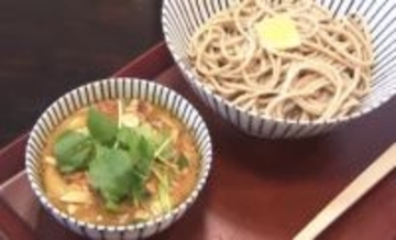 「エスニック感たっぷり」“進化形立ち食いそば”が人気…「グリーンカレーつけそば」や「出汁割りワイン」などメニューに