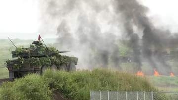 富士総合火力演習　「25式高速滑空弾」の発射機を初公開　砲弾の破裂事故があった「10式戦車」は射撃見送り