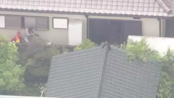 【速報】宇都宮のクマに麻酔銃発射　麻酔の効きを確認中　目撃情報あった住宅街に多数の警察官ら集まり中庭を包囲　栃木