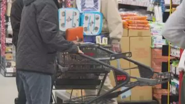 「4月から2798品目値上げ 「これを一番に買いに来た」スーパーで駆け込み購入相次ぐ」の画像