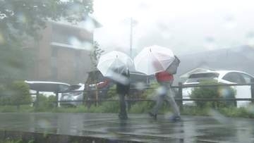 暑さから一転　列島でぐずつく天気「梅雨のはしり」　関東などで強風と気温低下　土砂災害リスクも