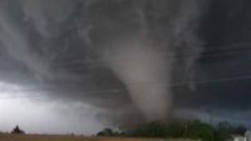 立ち上る黒い竜巻　電柱倒れるなど11人がけが　現地の空軍基地でも被害を確認　捜索救助活動行う　アメリカ