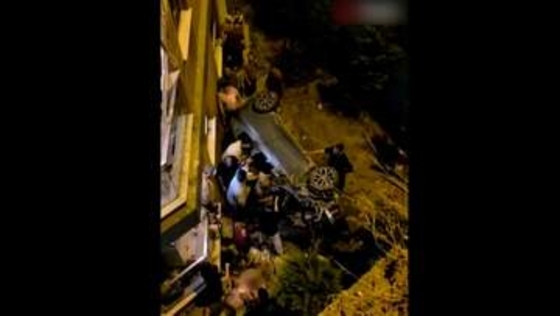坂道を下るミキサー車が乗用車に衝突、手前に2人の歩行者“間一髪”回避の瞬間　3階バルコニーに飛び込む車も…飲酒運転か　トルコ