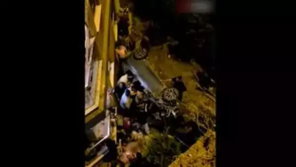 坂道を下るミキサー車が乗用車に衝突、手前に2人の歩行者“間一髪”回避の瞬間　3階バルコニーに飛び込む車も…飲酒運転か　トルコ