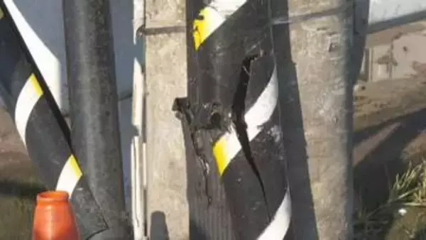 制御困難な速度で交差点の信号機柱に激突、同乗女性を死亡させ逃走か　危険運転致死の疑いで男(33)逮捕