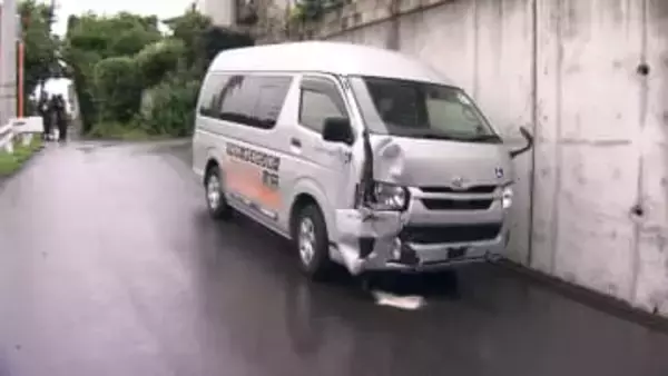 送迎車運転の74歳女性を書類送検　電柱に衝突し86歳男性を死亡させ7人に重軽傷負わせた疑い