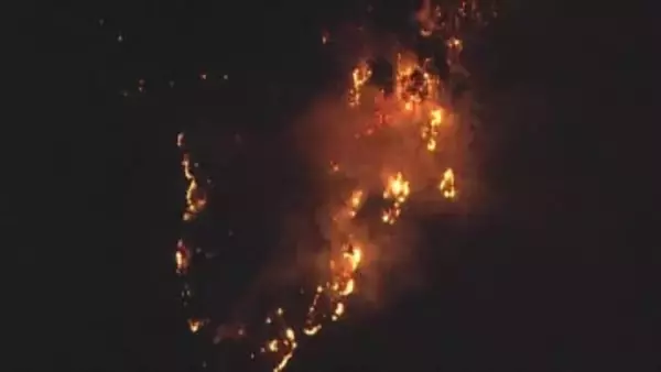 山林火災は鎮圧のメド立たず自衛隊ヘリも消火活動へ　火は住宅の200メートル手前まで迫り143人に避難指示　山梨・上野原市