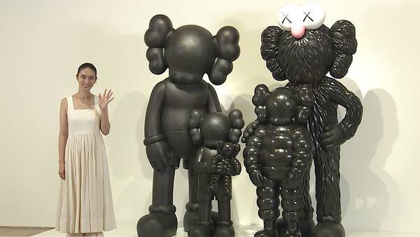 武井咲語る Kaws の魅力 世界的人気アーティスト 展覧会 21年7月15日 エキサイトニュース