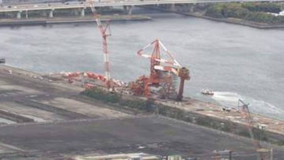 【速報】川崎市で高さ約40メートルの足場が崩れ複数の作業員が転落　海上に落下との情報も