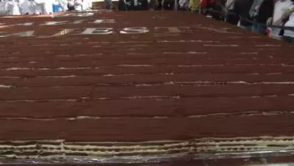 「世界最長ティラミス」ギネス世界記録を更新　全長440.58m　イタリア人シェフ100人で2日がかりで製作　ロンドン