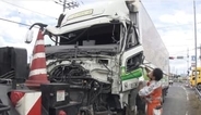 【速報】信号が折れ曲がり 大型トラック田んぼに転落する事故　運転手ケガ　埼玉･白岡市
