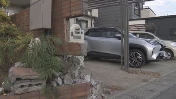 大型トラックが“暴走” 中央線越えて駐車場の車に衝突 その後フェンスなぎ倒し家の塀に突っ込む 54歳運転手が重体