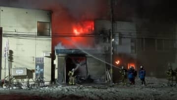 “昭和レトロ”大麻銀座商店街で9棟焼ける火事…雪のなか消火活動続く　ケガ人なし　北海道・江別市