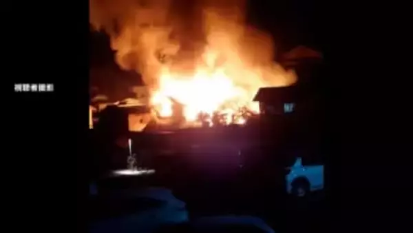 火事で空き家3棟全焼「火が立ち上がっちゃってて手が付けられなかった」　けが人なし　長野・飯田市