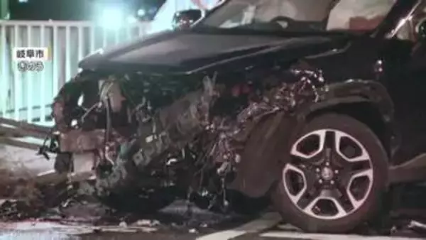 出合い頭に車2台が衝突か　片方はフェンスを突き破り落下　車内に10代男女3人　県内でも事故多発の交差点　岐阜