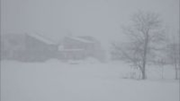 日本海側で“冬の嵐”に　空の便 12日は数便欠航　新幹線も遅れが出る見込み