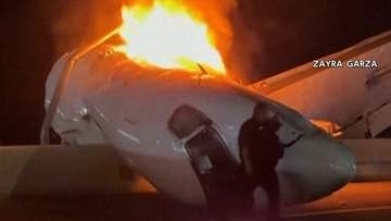 小型機が高速道路に墜落し炎上　機内に取り残された搭乗者が窓を叩き救助要請　扉開け脱出も1人死亡　アメリカ