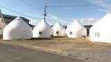「亀裂が入った家や軒先の自作テントでの生活続く　1時間半で建つ簡易住宅・インスタントハウスに「ゆっくり寝られる」　熊本地震から1カ月」の画像1
