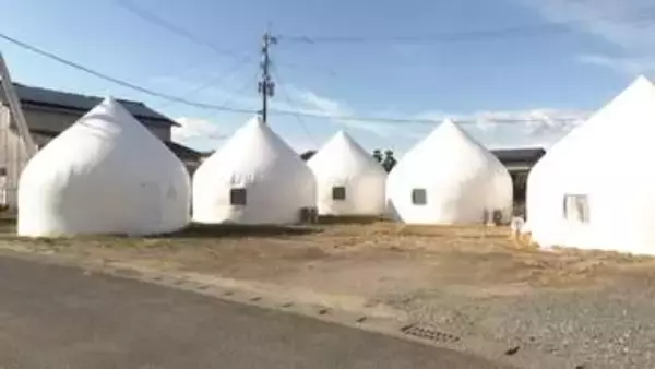 亀裂が入った家や軒先の自作テントでの生活続く　1時間半で建つ簡易住宅・インスタントハウスに「ゆっくり寝られる」　熊本地震から1カ月