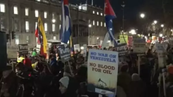 ロンドンでベネズエラ攻撃やマドゥロ大統領拘束に反対するデモ　首相官邸前で英政府対応を非難　スターマー首相「国際法が判断基準」