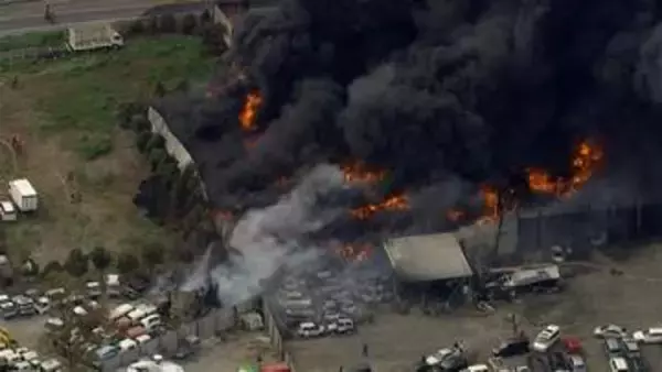 【速報】資材置き場で火事　黒煙が上空まで立ち上り激しく燃える　けが人の情報なし　茨城・坂東市