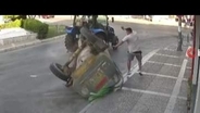 転がる巨大給水タンクと男性“間一髪”直撃を免れた瞬間　修理中のバイク炎上、息を「ふーふー」吹きかけ消火する男性も　トルコ