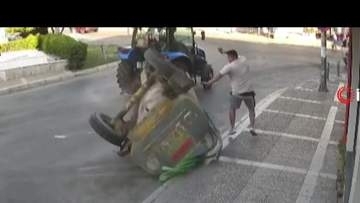転がる巨大給水タンクと男性“間一髪”直撃を免れた瞬間　修理中のバイク炎上、息を「ふーふー」吹きかけ消火する男性も　トルコ